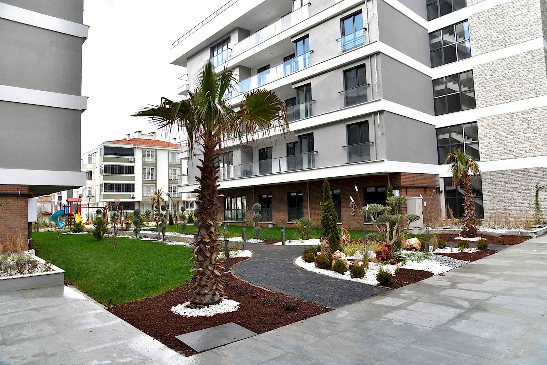 Peyzaj Uygulamaları ve Bahçe Bakımları